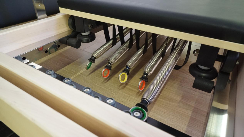 Machine d'entraînement pliable pour tout le corps, pieds en acier robustes, réformateur Pilates MJD-W38A